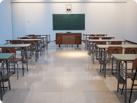 Espacio de estudio médico con computadoras y material anatómico