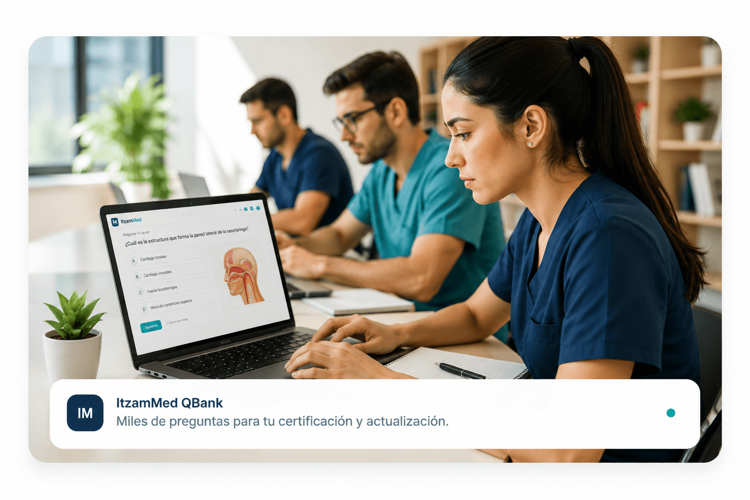 Médicos usando la interfaz de ItzamMed QBank en sus computadoras