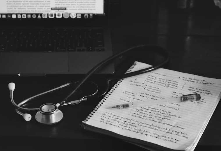 Escritorio médico con laptop mostrando un artículo de ItzamMed